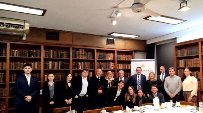 EL DERECHO EN TRANSFORMACI�N: TECNOLOG�A, EDUCACI�N Y EJERCICIO PROFESIONAL